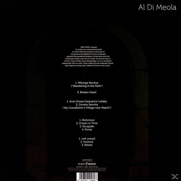 Albumcover mit Text und Titelliste. Dunkler Hintergrund mit geschriebenem Text.