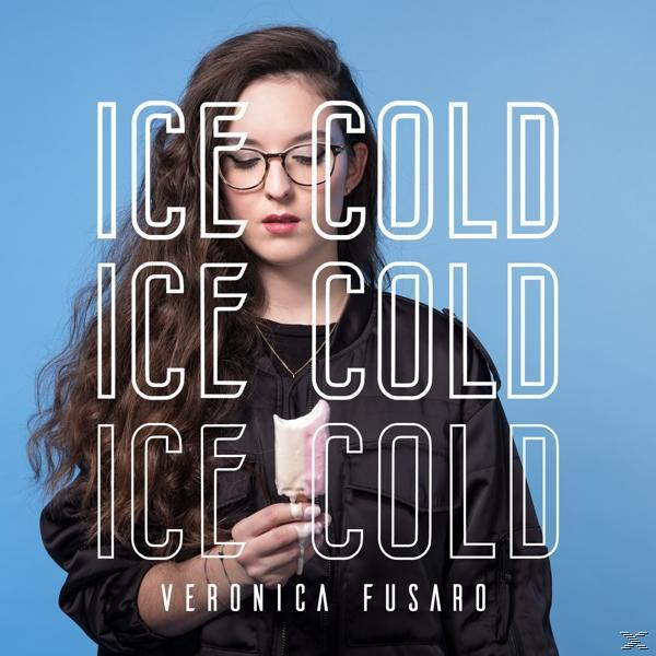 Albumcover: Ice Cold von Veronica Fusaro. Frau mit Brille und Eis am Stiel, blauer Hintergrund.