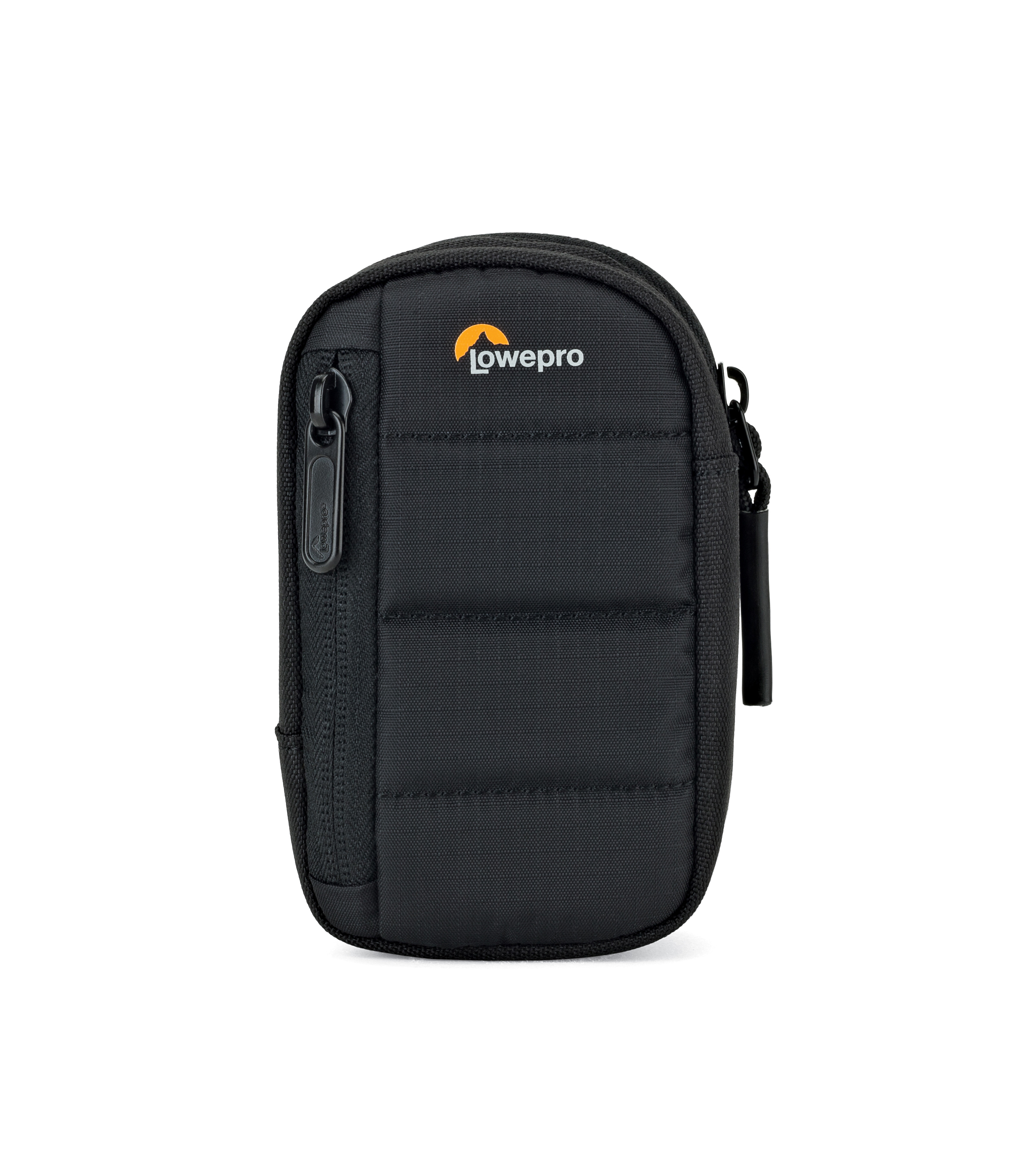 Eine schwarze Lowepro-Kameratasche mit Reißverschluss und dem Lowepro-Logo in Orange. Weißer Hintergrund.