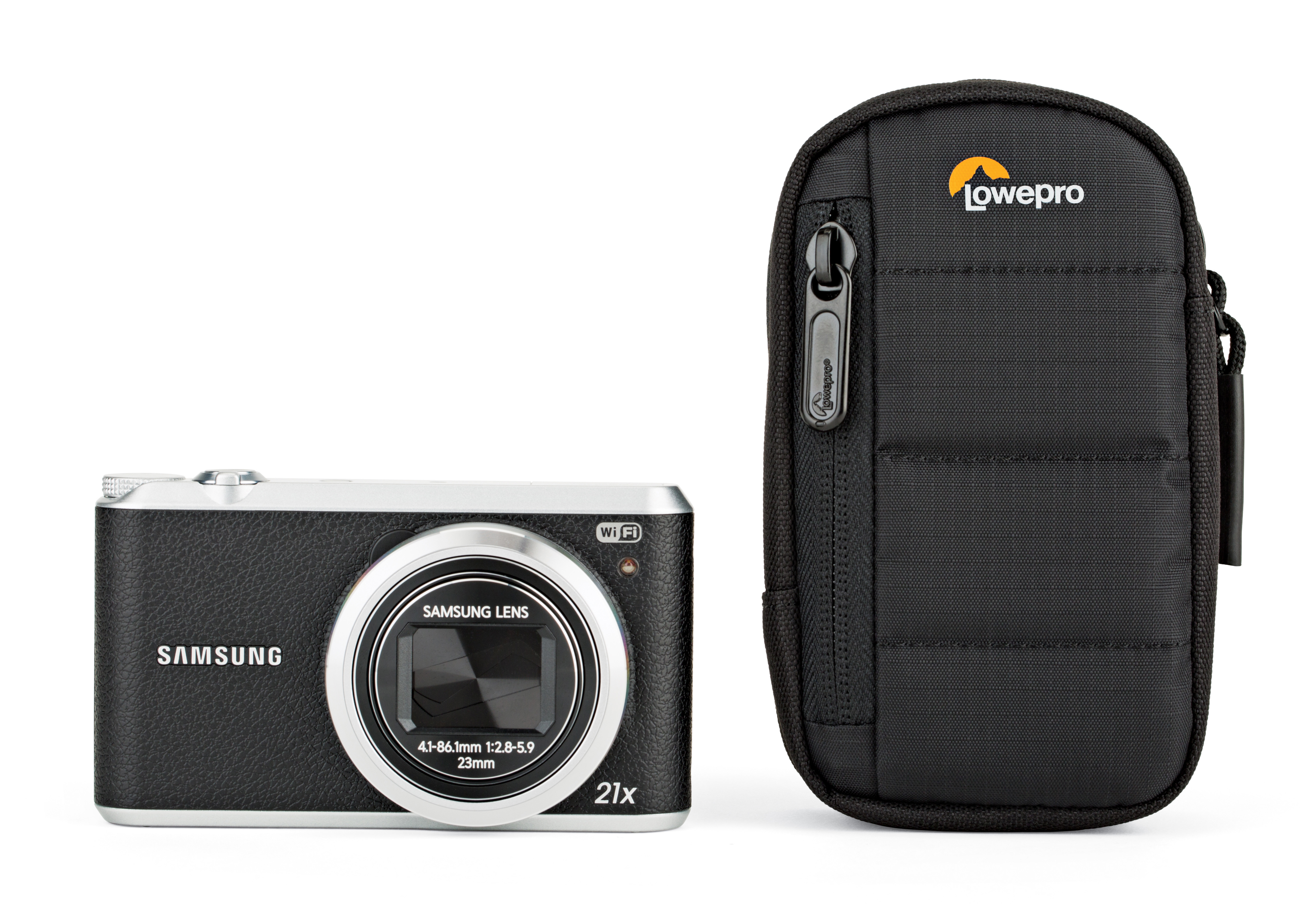 Schwarze und silberne Digitalkamera und schwarze Tragetasche. Der Hintergrund ist weiß.