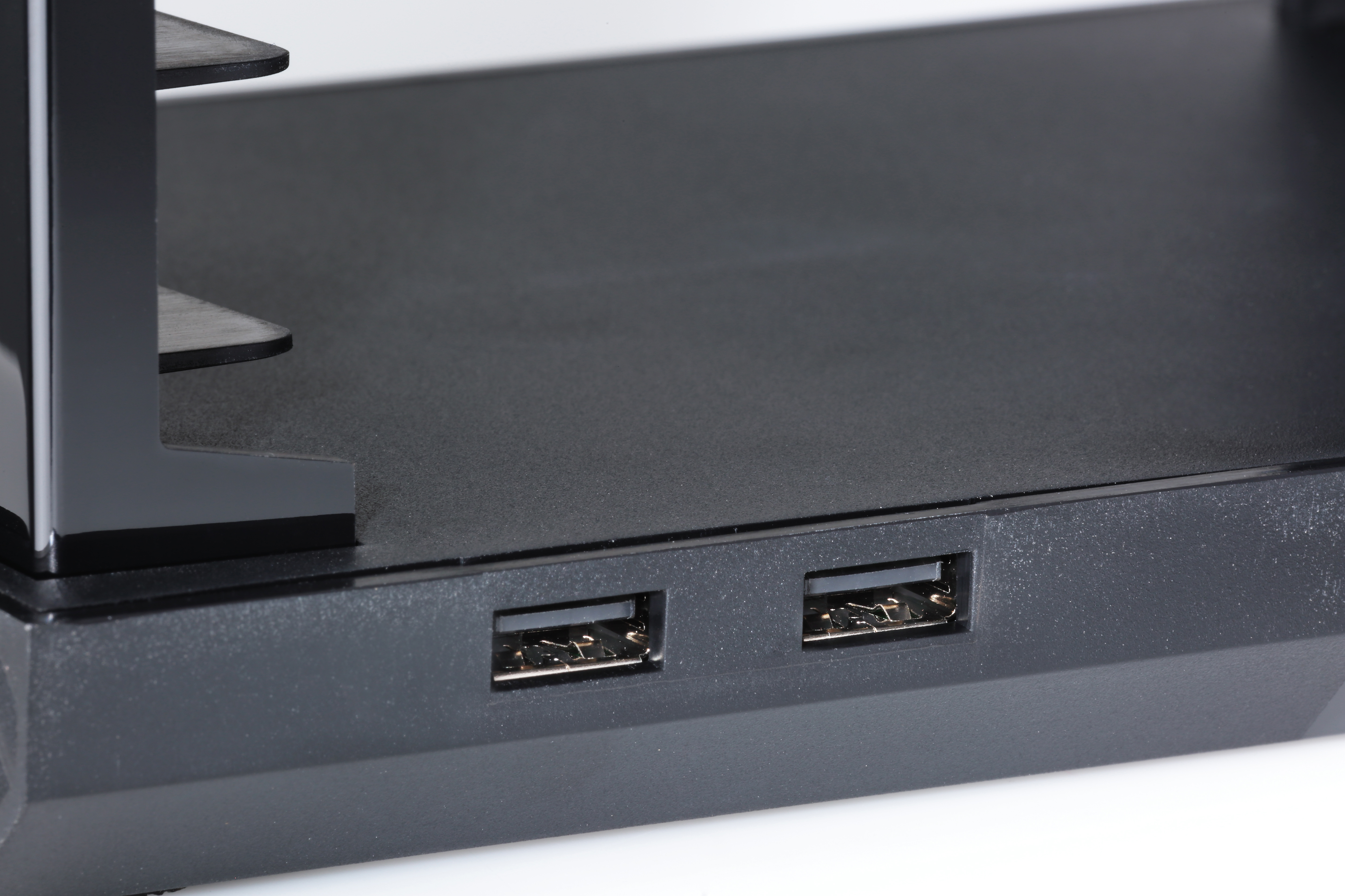 Schwarze Basis mit zwei USB-Anschlüssen.