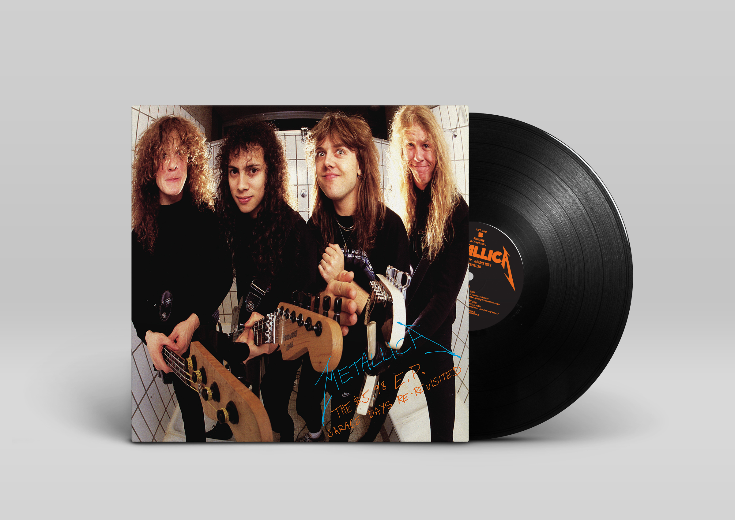 Albumcover mit einer Band mit Gitarren und Text. Der Hintergrund ist weiß.