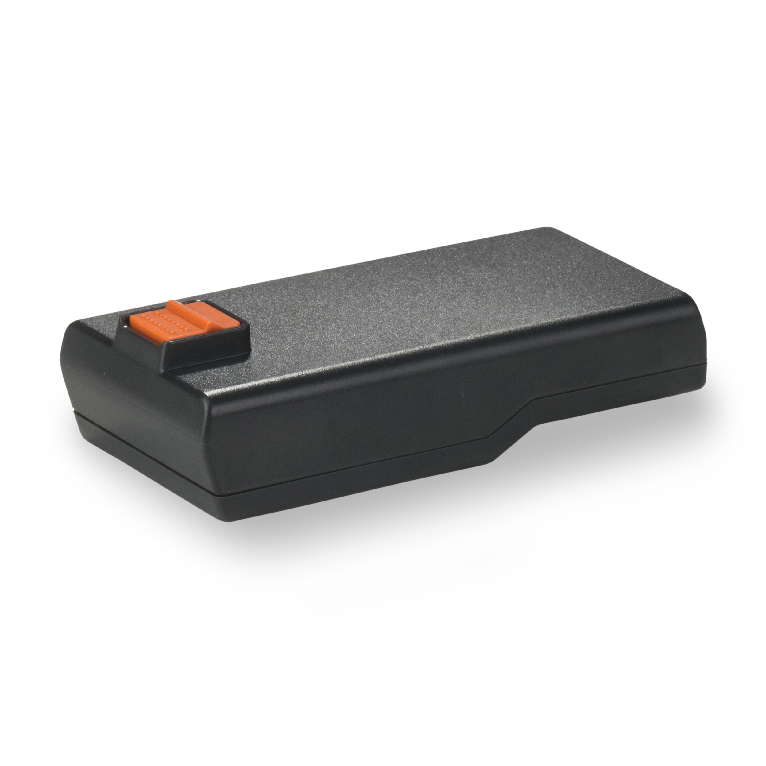 Eine schwarze, rechteckige Fernbedienung mit einer orangefarbenen Taste oben auf weißem Untergrund.