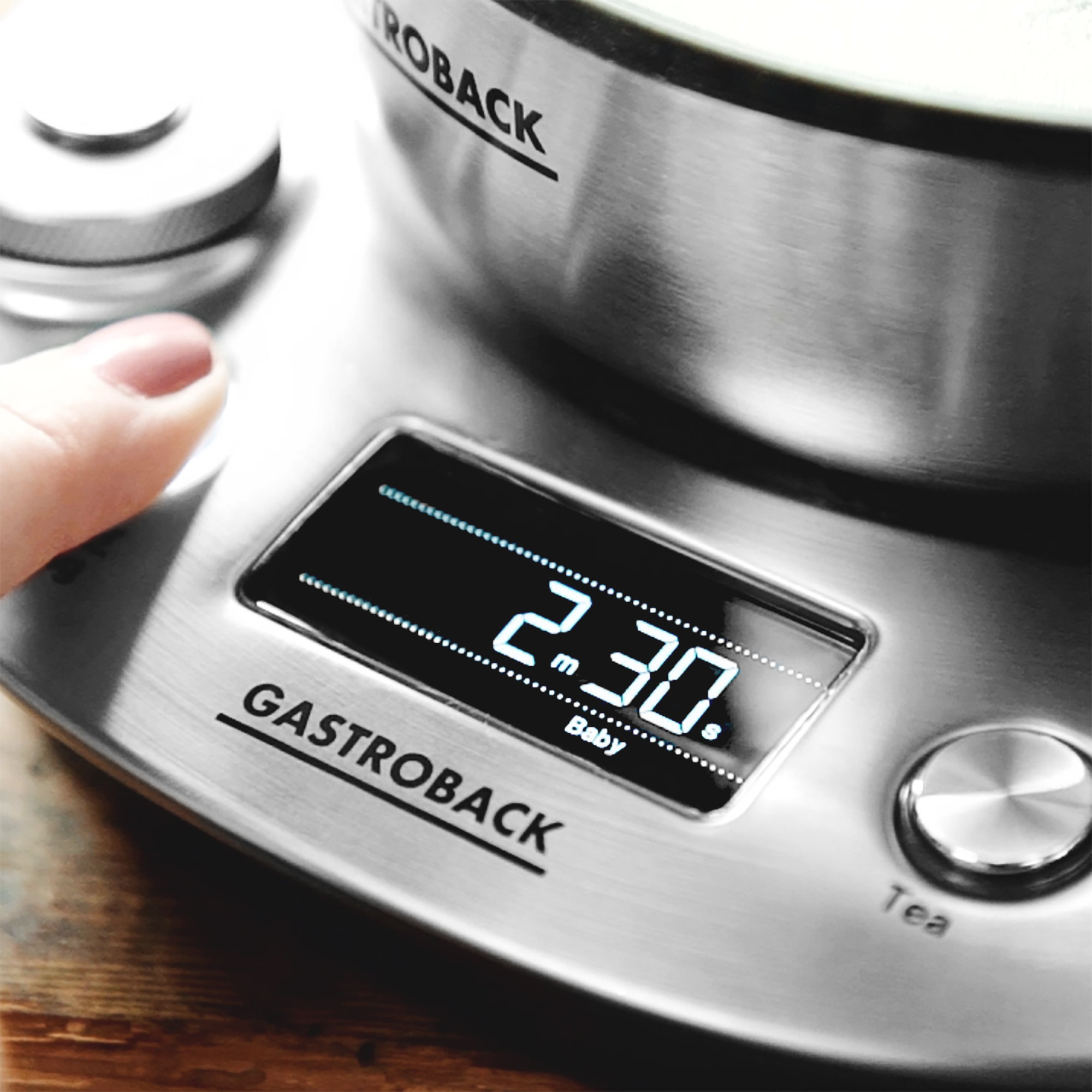 Nahaufnahme einer Küchenwaage mit digitaler Anzeige: '2.30 Baby'.