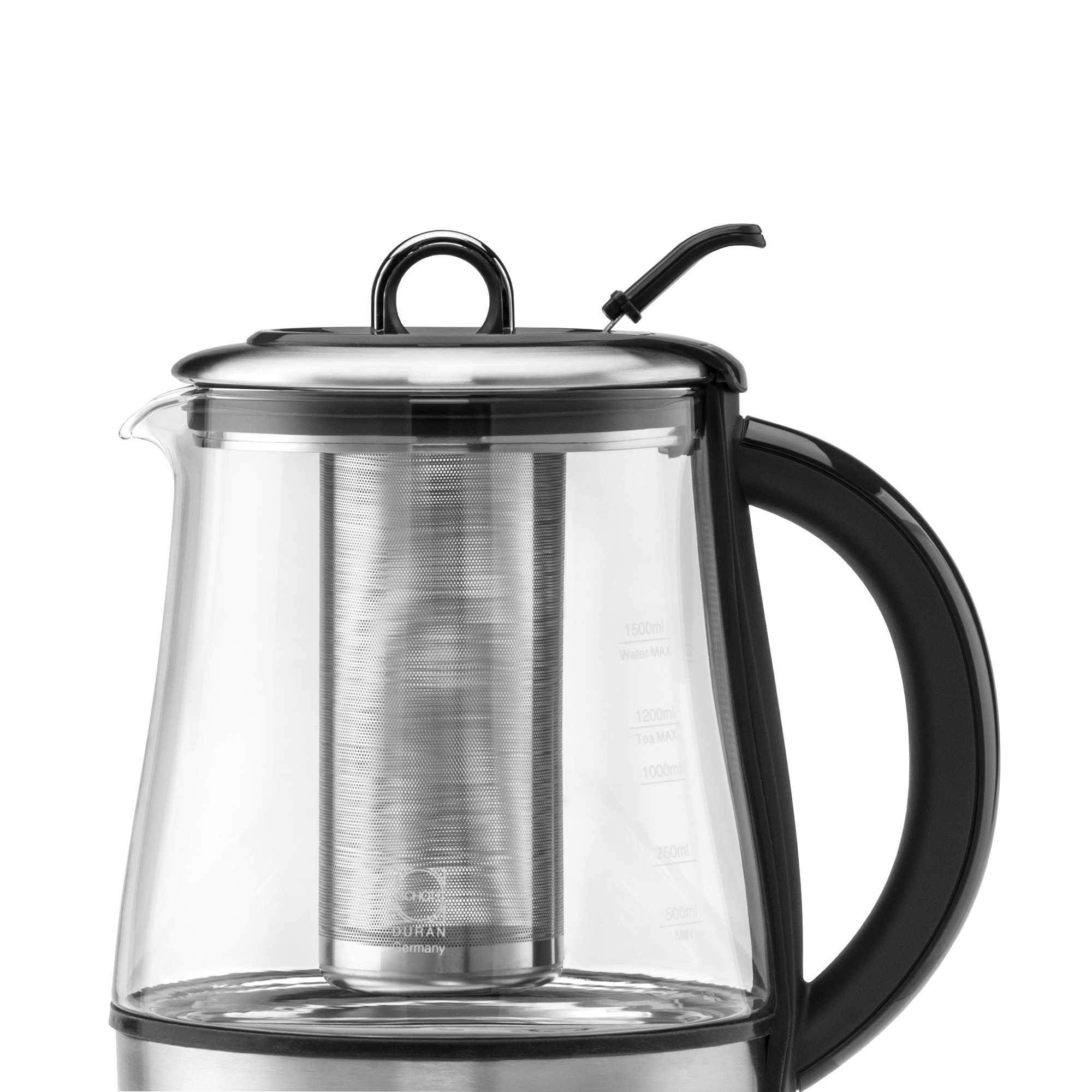 Glaskanne mit schwarzem Griff und Deckel. Ein Metallfilter ist innen. Weißer Hintergrund.