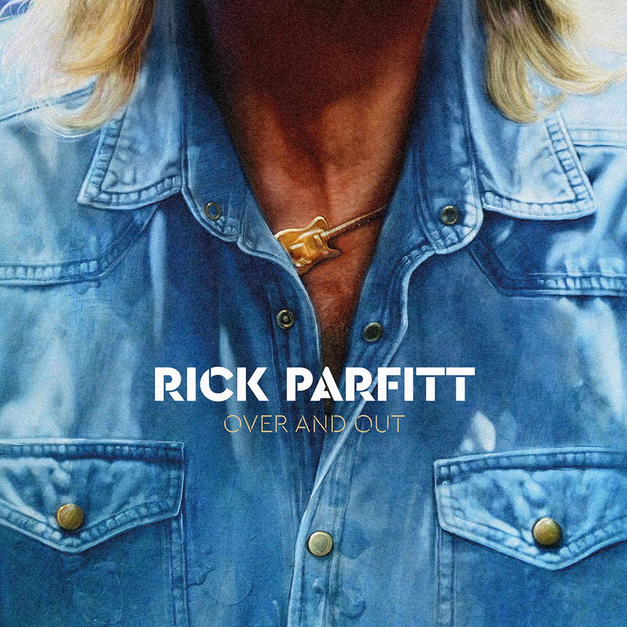 Albumcover eines Mannes in einem Jeanshemd mit goldener Gitarrenkette. Titel ist RICK PARFITT OVER AND OUT.