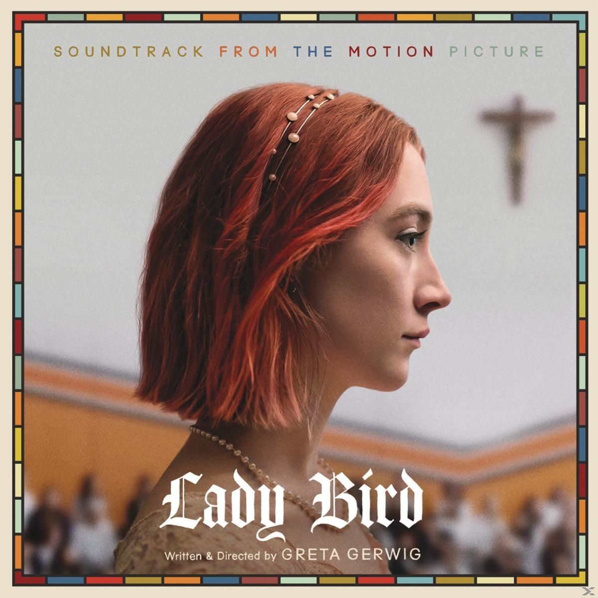Couverture de la bande originale du film Lady Bird. Femme aux cheveux roux, une croix et un titre.