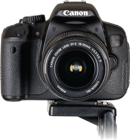 Canon kamera fehér háttérrel. Fekete test, objektív és vezérlők láthatók.