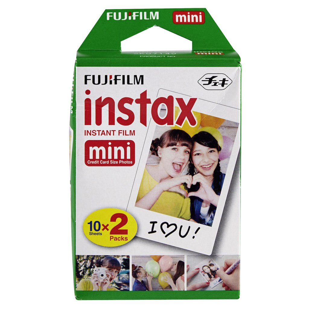 Instax Mini film kutusu. İki kız kalp şeklinde gülümsüyor. Kutu yeşil ve beyaz.