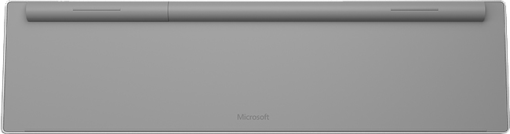 Nahaufnahme, Draufsicht auf eine silberne Microsoft-Tastatur. Die Tastatur hat eine rechteckige Form mit glatter Oberfläche.
