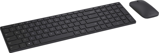 Schwarzes Tastatur- und Maus-Set auf weißer Oberfläche, Tastatur im Vordergrund.