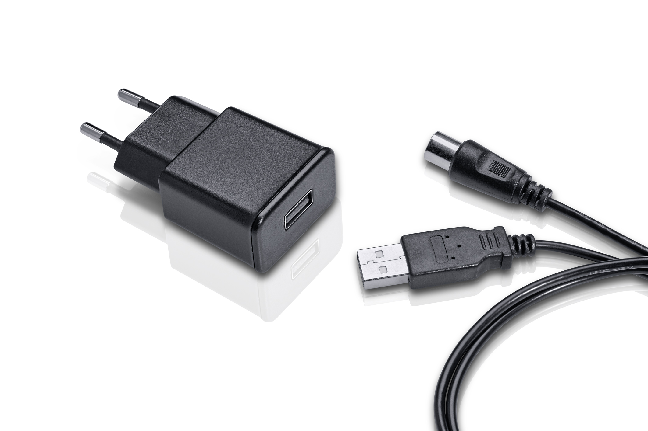 Schwarzes Ladegerät mit USB-Anschluss und Kabel.