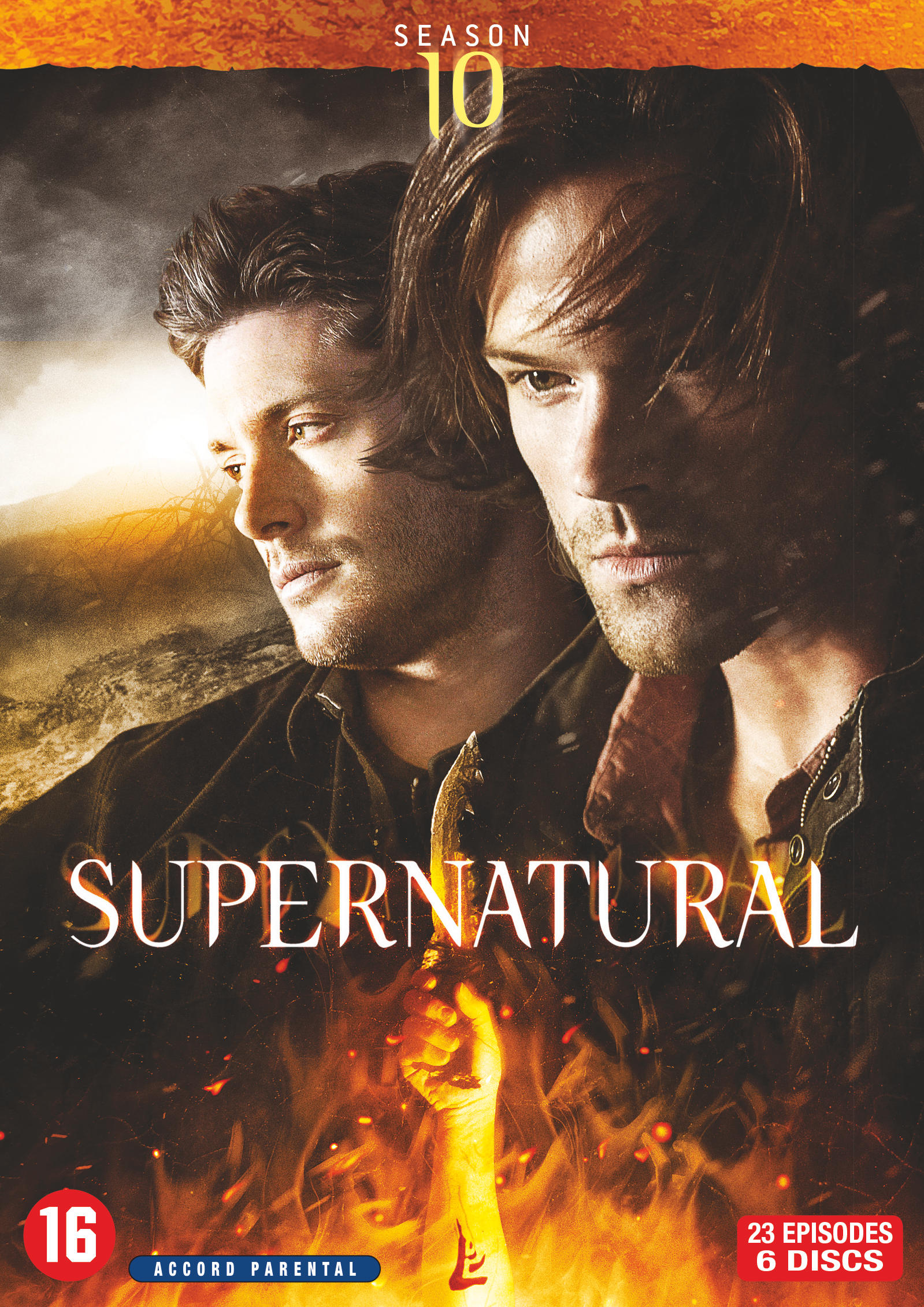 Supernatural seizoen 10 dvd-hoes. Twee mannen kijken elkaar aan; seizoensnaam bovenaan.