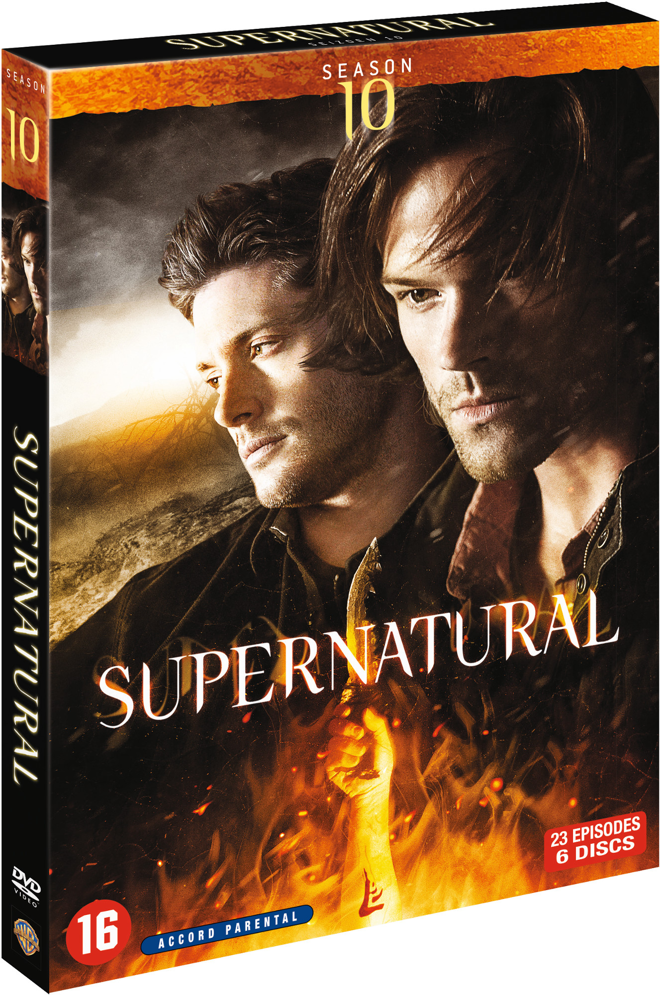 DVD-box voor Supernatural seizoen 10. Twee mannen op de cover, vuur op de achtergrond.