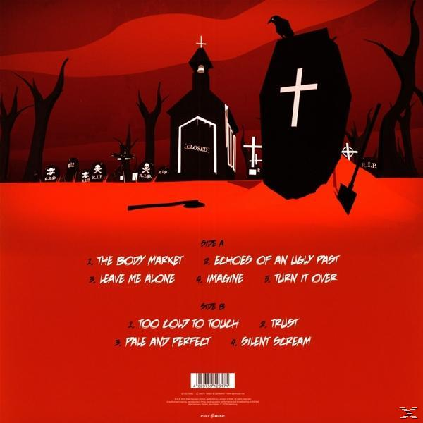 Ein rotes Albumcover mit Kirche, Grabstein und Text über eine Schallplatte.