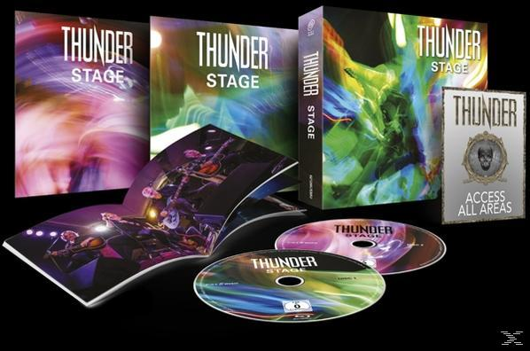 CD-Set mit drei Discs, Albumcover und einem Booklet. Schwarzer Hintergrund mit Bandlogo.