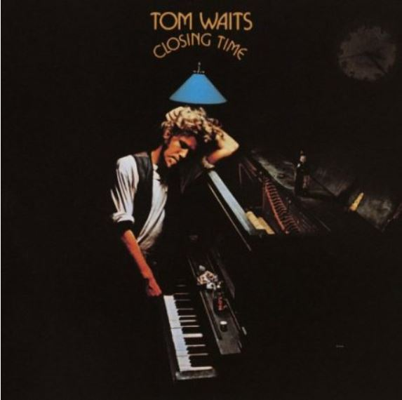 Pochette d'album : Tom Waits penché sur un piano, avec les mots 'Closing Time' au-dessus.