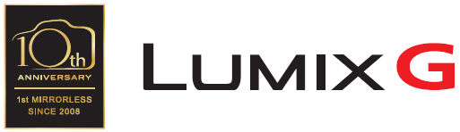 Schwarz-goldenes Logo zum 10-jährigen Jubiläum mit Kamera-Symbol, neben 'LUMIX G' in Schwarz und Rot.