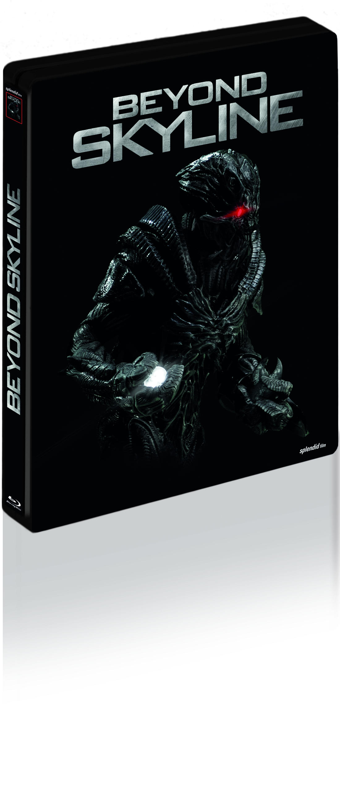 Blu-ray-Filmhülle von Beyond Skyline. Zeigt eine außerirdische Kreatur mit roten Augen und ein Sci-Fi-Thema.