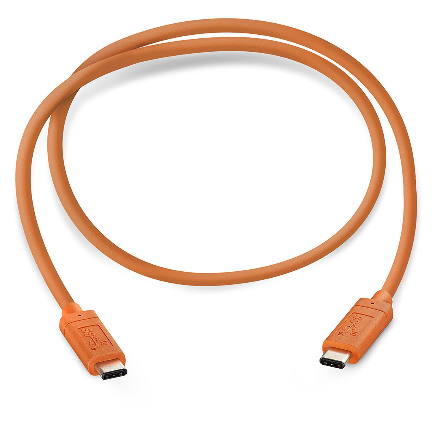 Oranges USB-C-Kabel. Das Kabel ist gebogen, mit einem USB-C-Anschluss an jedem Ende, vor weißem Hintergrund.