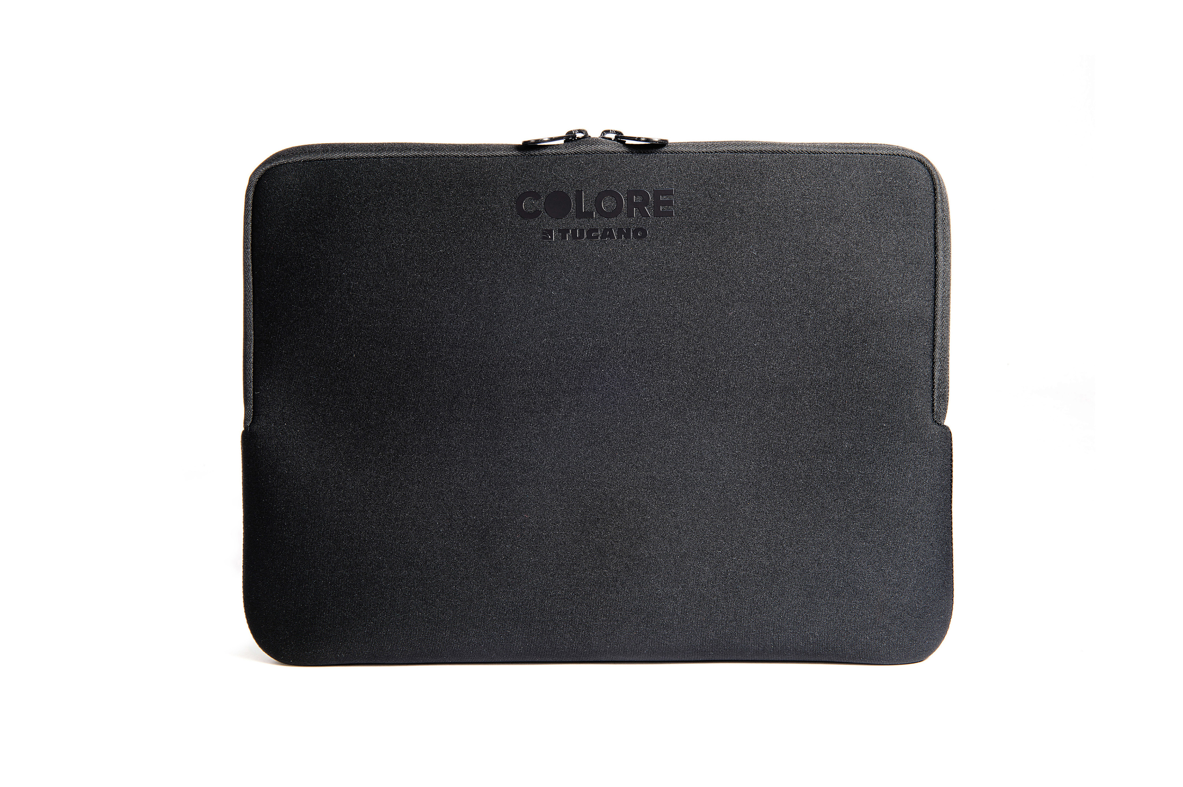 Eine schwarze, rechteckige Laptoptasche mit dem Logo "COLORE BY TUCANO" auf der Vorderseite.