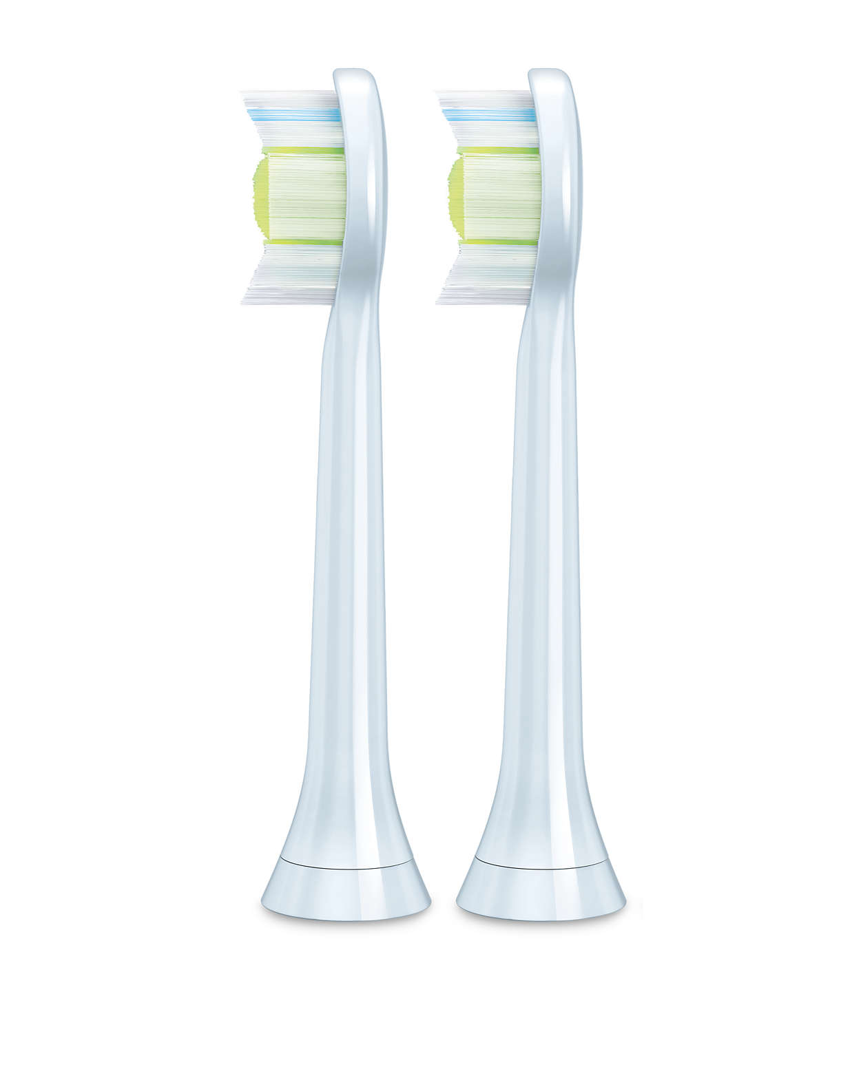 Twee witte tandenborstelkoppen met groene en blauwe borstelharen. Witte achtergrond.