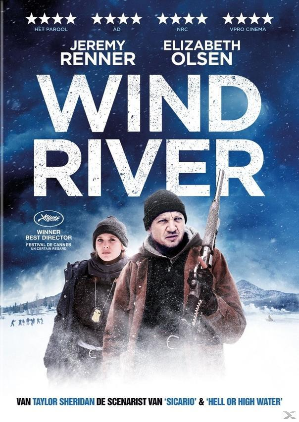 Wind River DVD-cover. Twee mensen in winterkleding, met een geweer. Besneeuwde achtergrond.