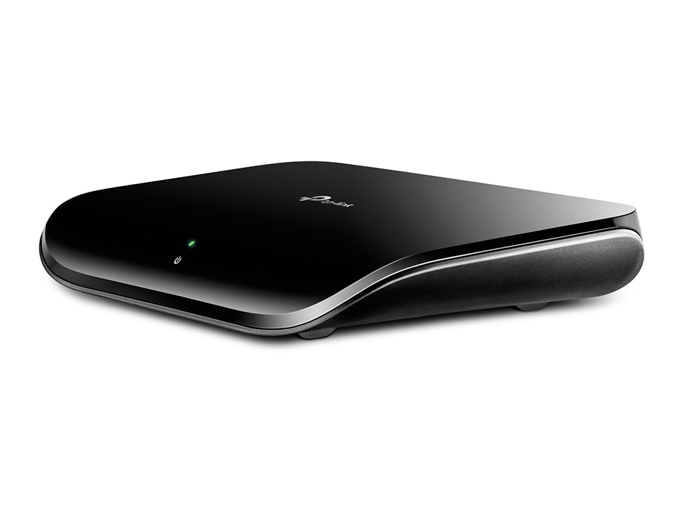 Schwarzer TP-Link Netzwerk-Switch auf weißem Hintergrund. Es ist ein kleines, flaches Gerät.
