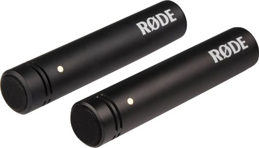 Deux microphones RØDE noirs avec des lumières jaunes sur fond noir.