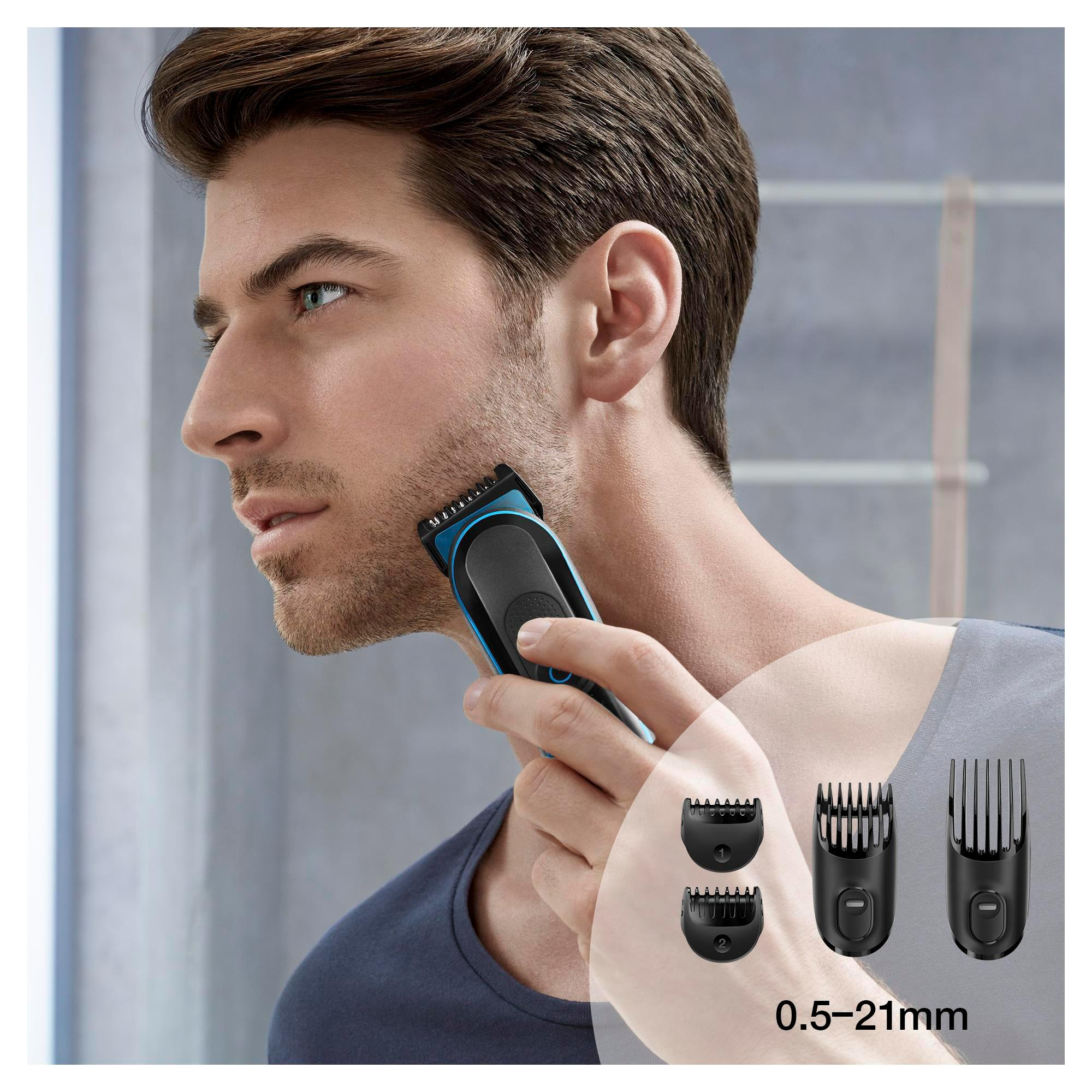 Ein Mann, der seinen Bart mit einem schwarz-blauen Trimmer schneidet.