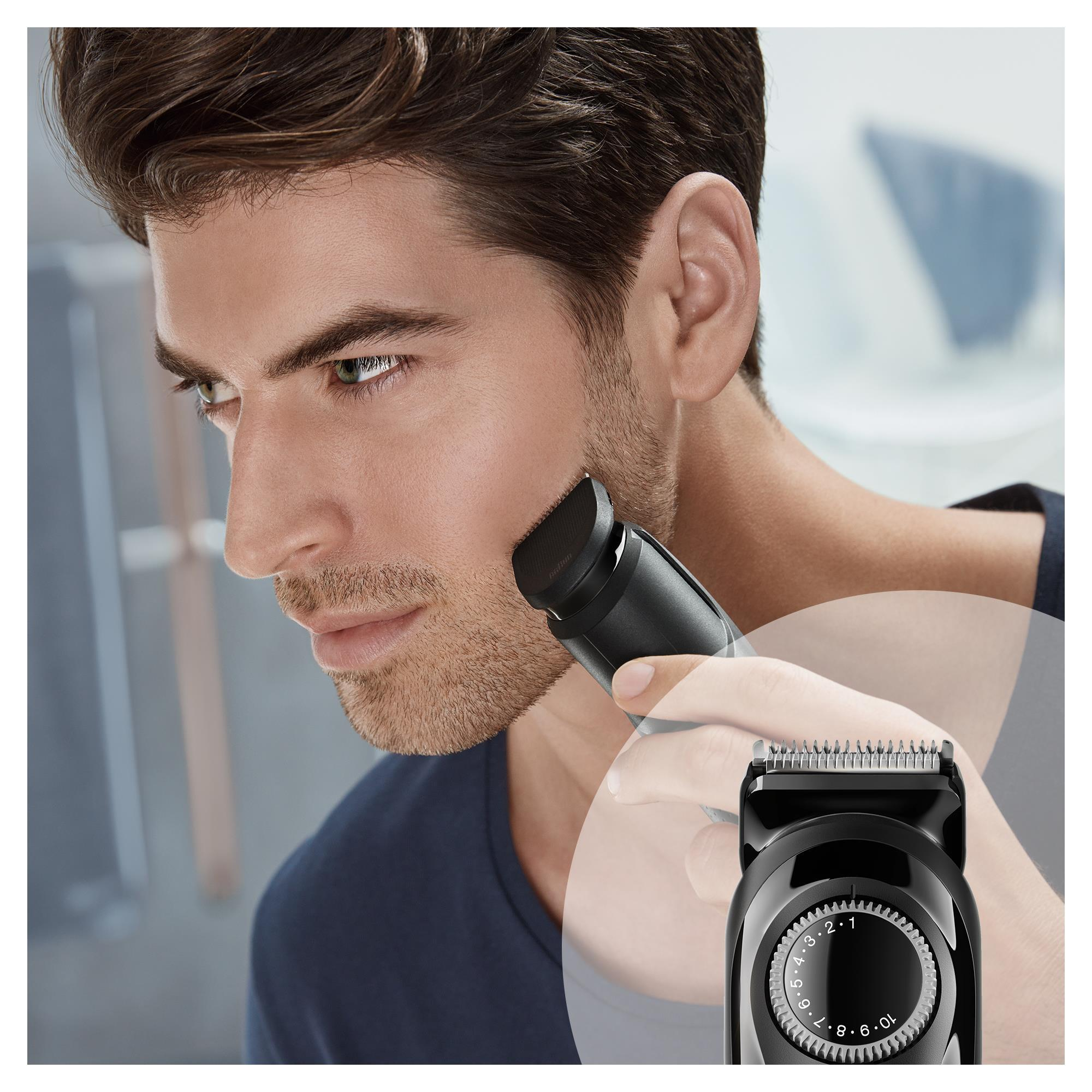 Ein Mann, der seinen Bart mit einem schwarzen Trimmer schneidet. Der Trimmer hat ein nummeriertes Rad.