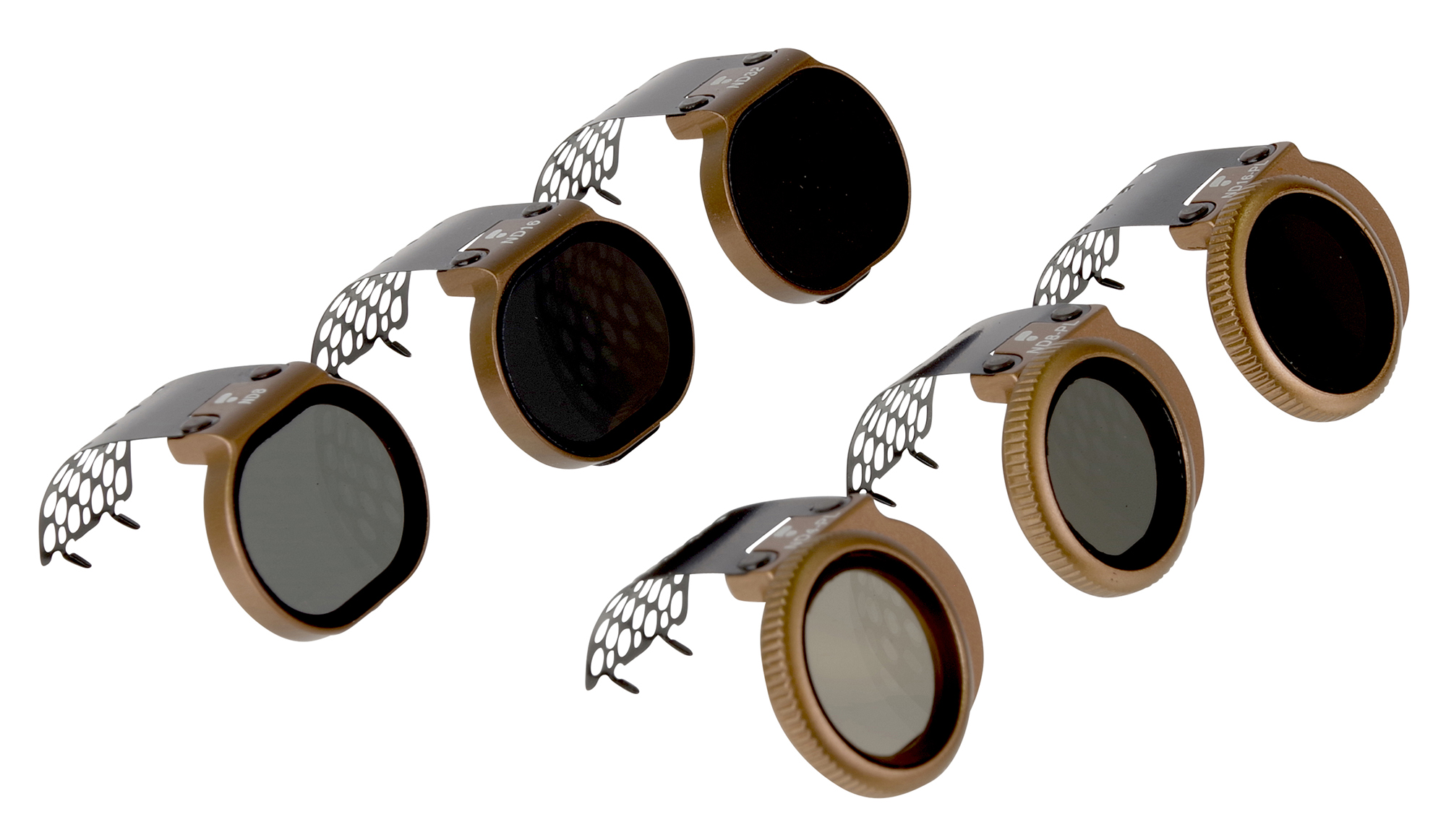 Zes cameralensfilters met bronskleurige frames en zwarte filters. Elk heeft een zwart, geperforeerd schild. De achtergrond is wit.