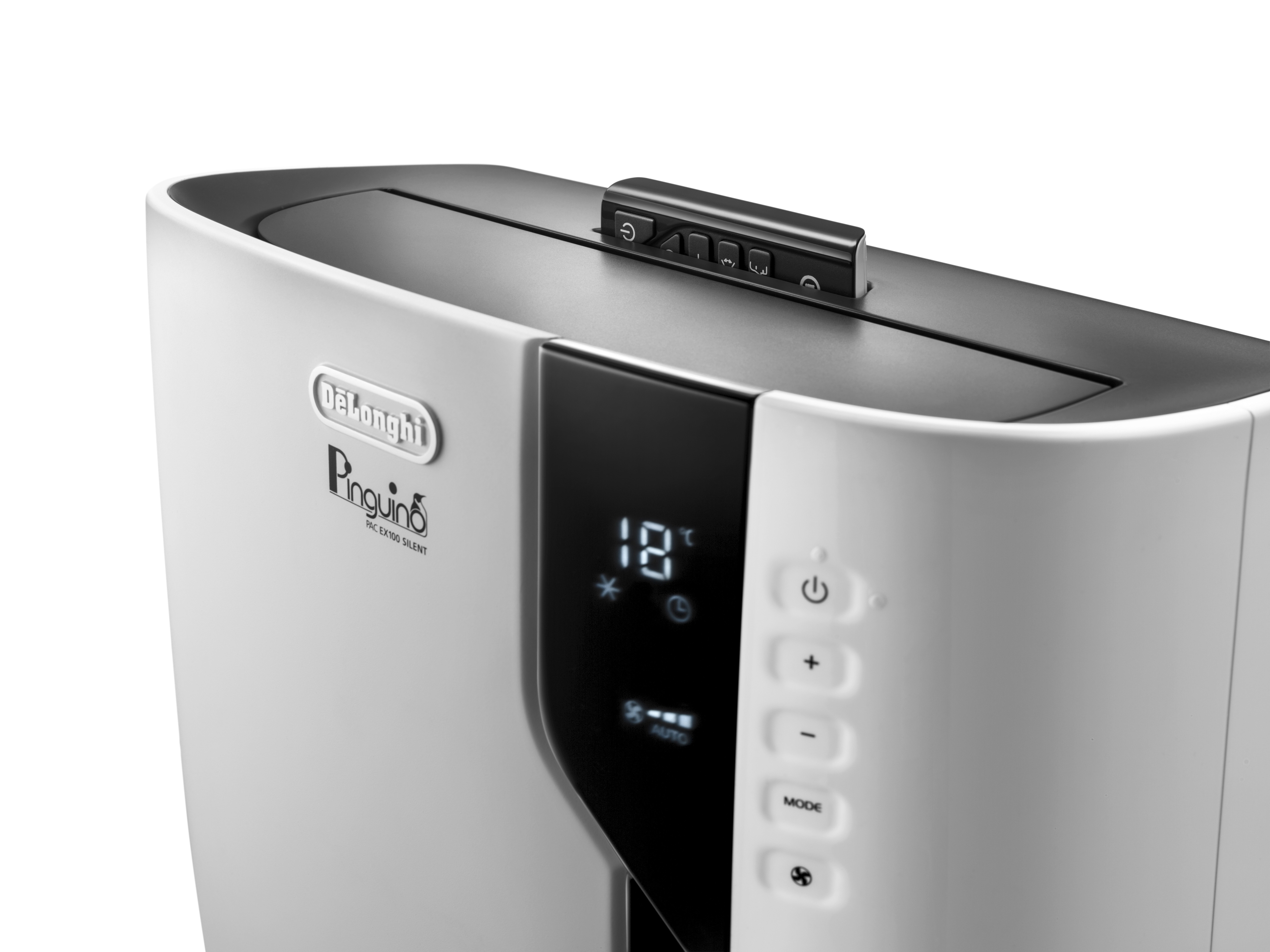 Ein weißer und schwarzer DeLonghi Klimaanlage. Das Display zeigt 18 Grad. Die Bedienelemente sind oben.
