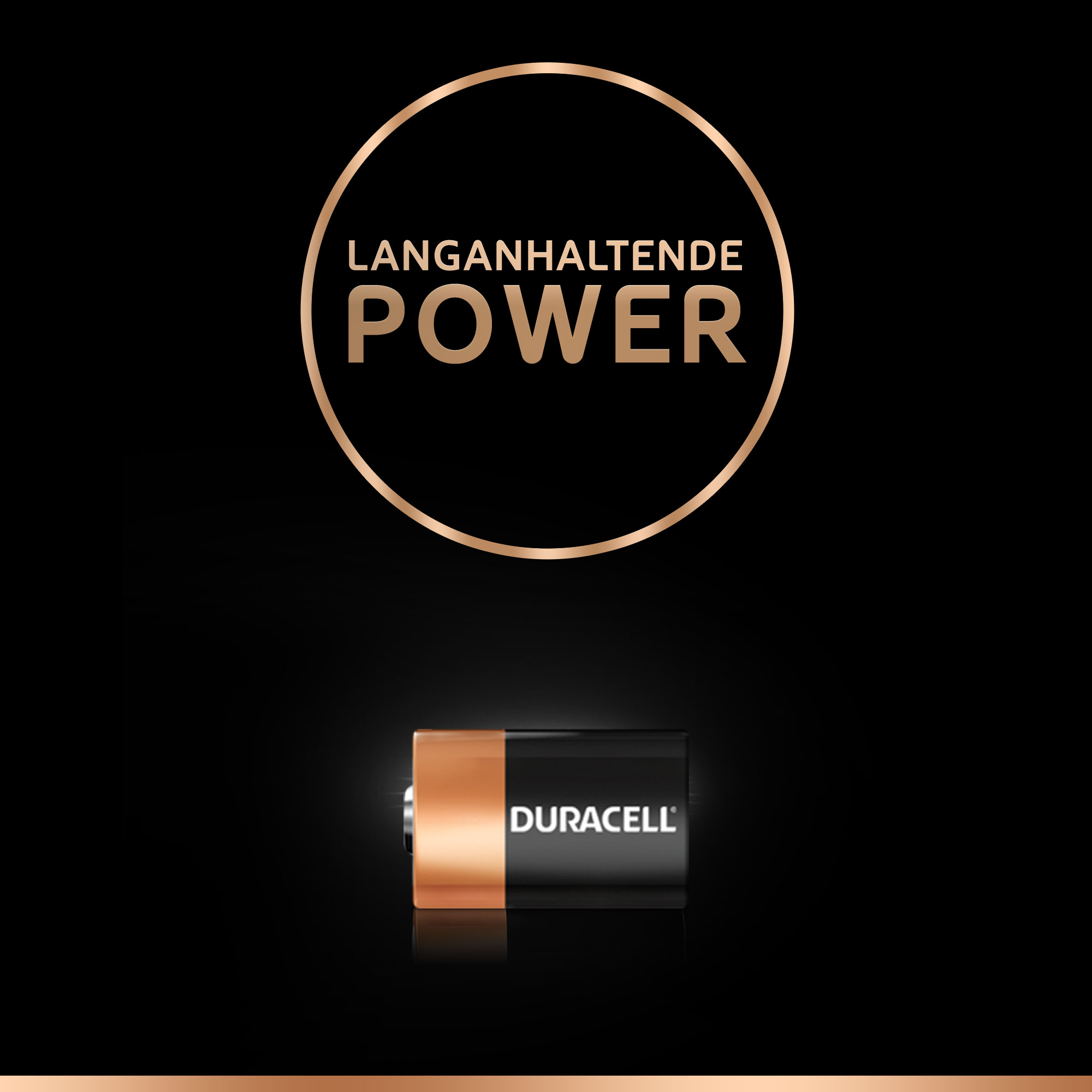 Pila Duracell su superficie nera. Testo dorato: Potenza di lunga durata. Sfondo scuro.