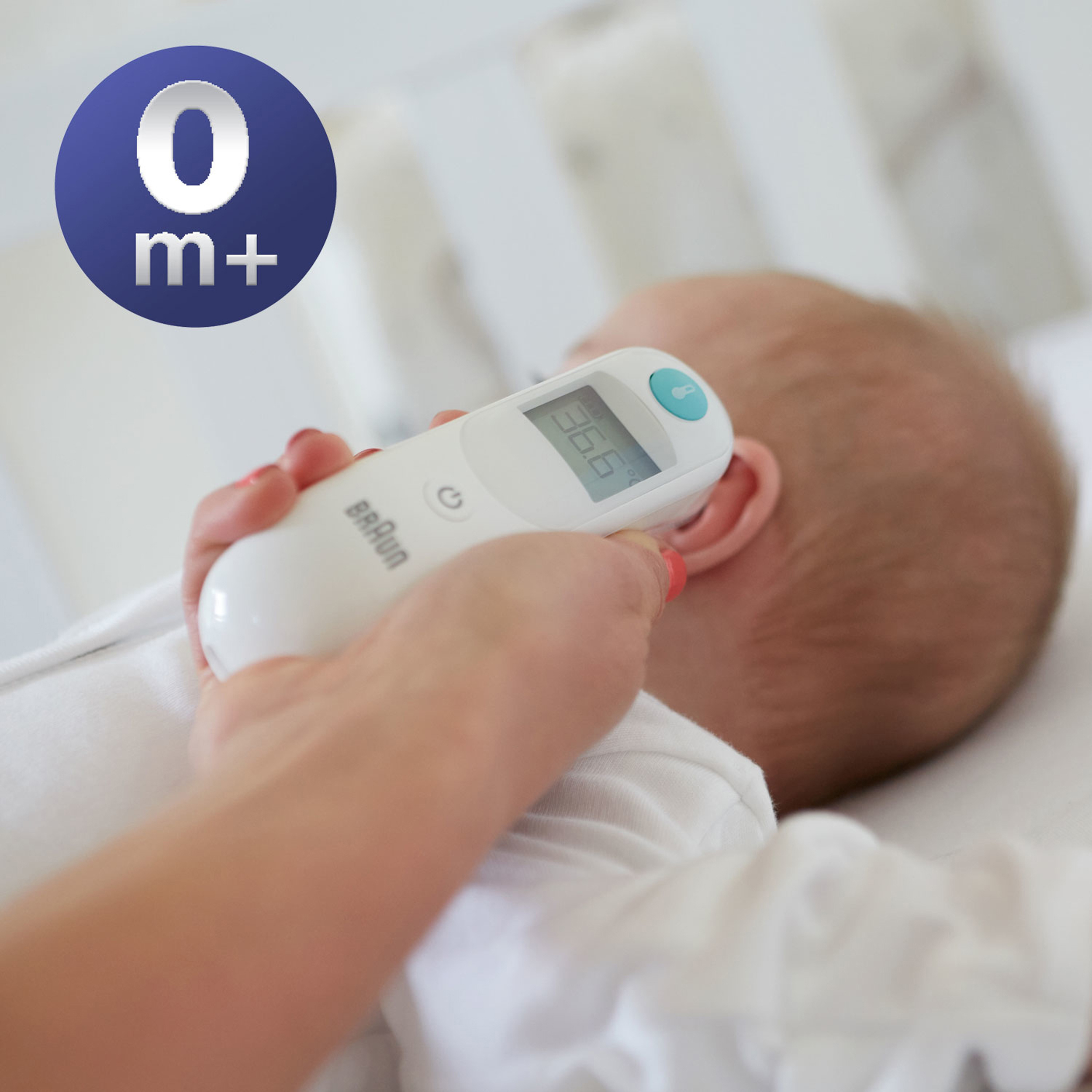 Die Temperatur eines Babys wird mit einem Braun-Thermometer im Ohr gemessen. Das Display zeigt 36,6 an.