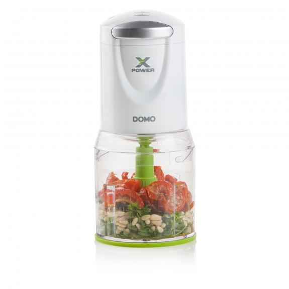 Robot culinaire blanc et vert avec des tomates hachées, du basilic et des pignons de pin à l'intérieur.