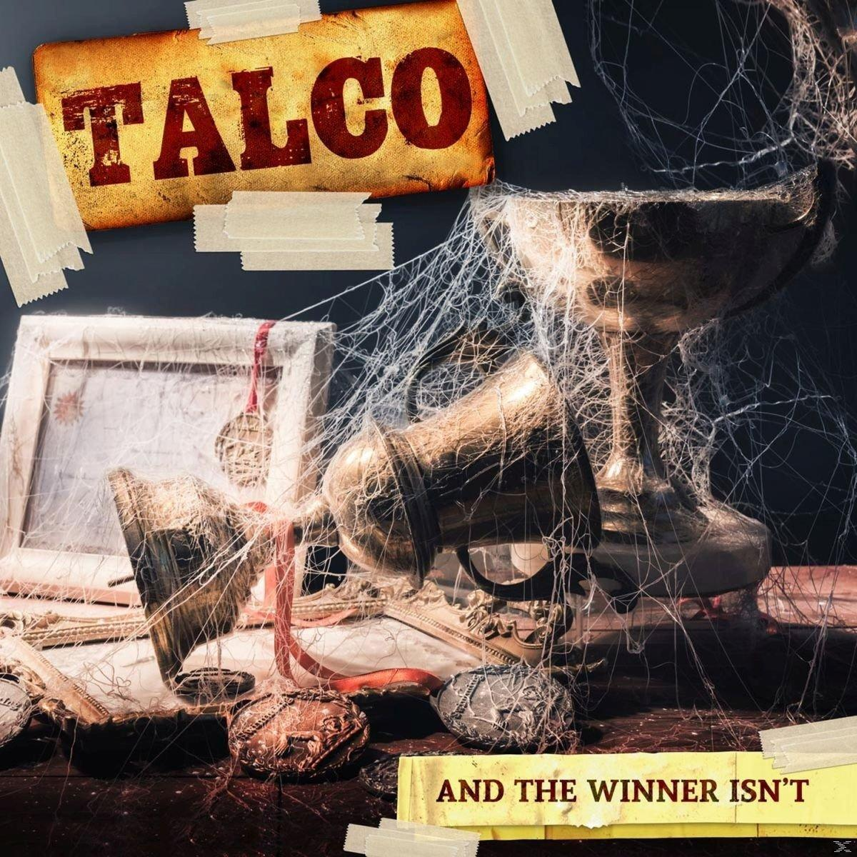 Trophäe und Gegenstände mit Spinnweben bedeckt. Ein Schild mit der Aufschrift 'TALCO' und 'AND THE WINNER ISN'T'. Eine staubige, dunkle Szene.