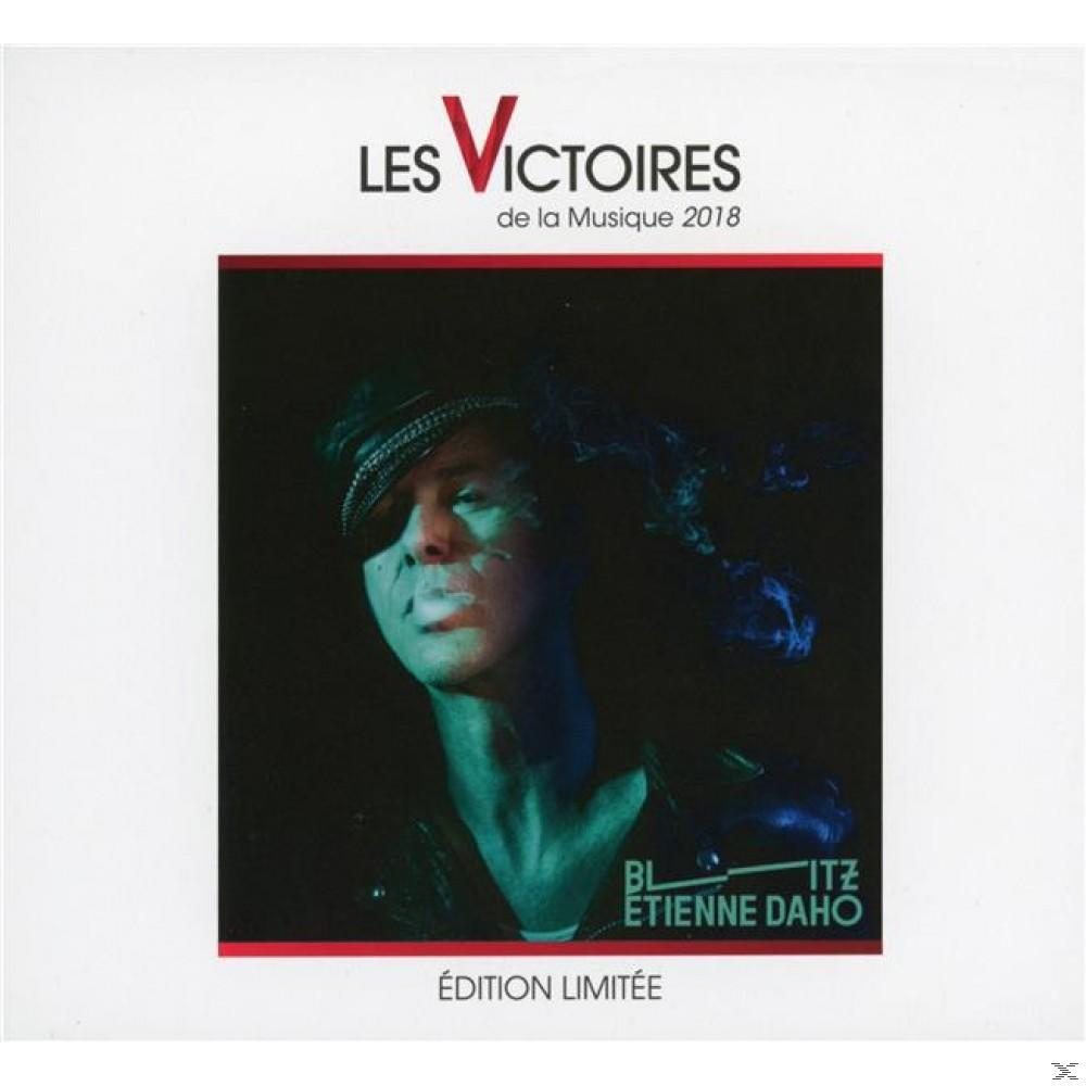 Pochette d'album. Un homme avec un chapeau fume. Le titre de l'album est Les Victoires de la Musique 2018.