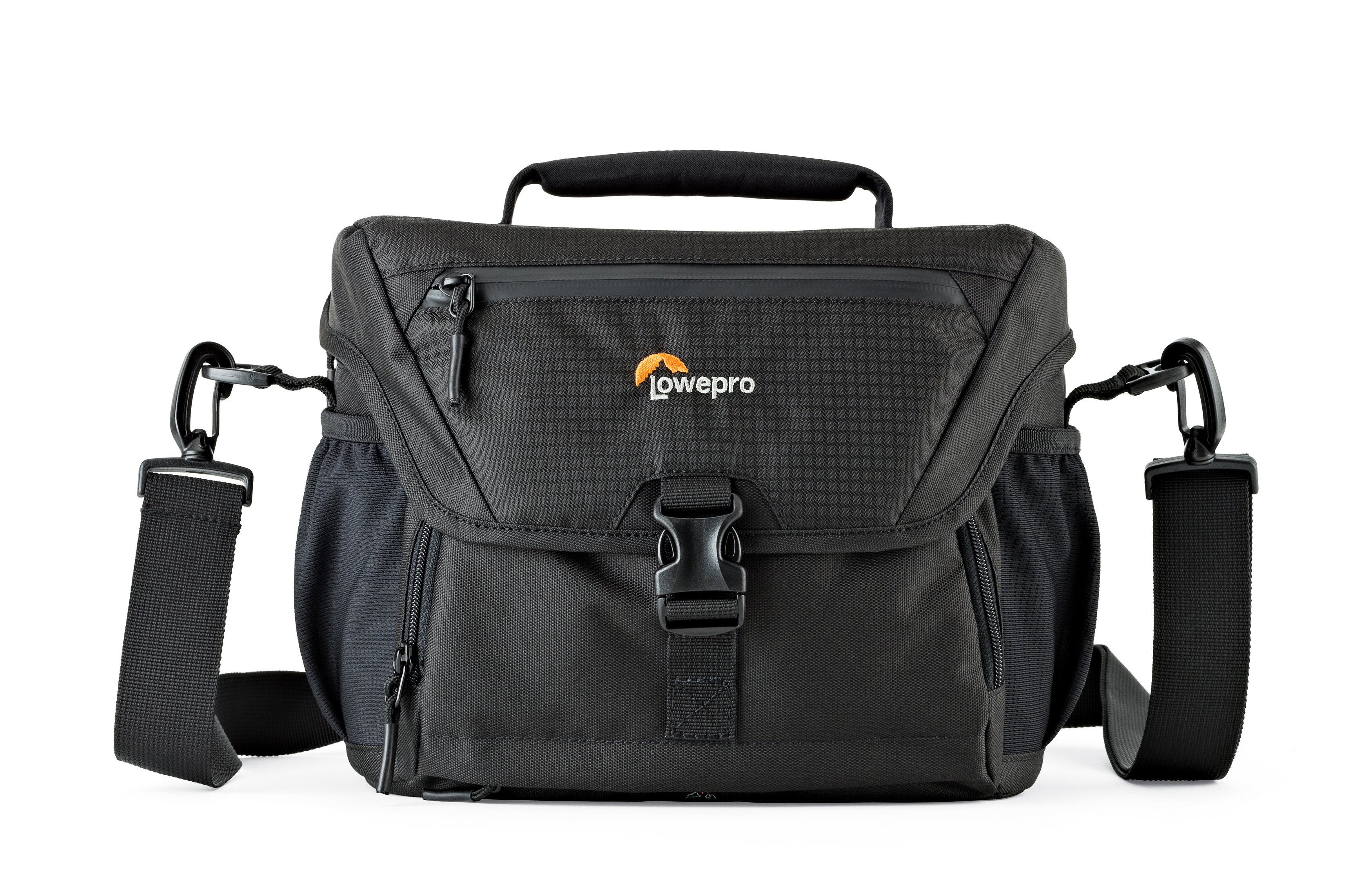 Schwarze Lowepro Kameratasche mit orangefarbenem Logo. Sie hat einen Griff, Schultergurt und mehrere Fächer. Weißer Hintergrund.