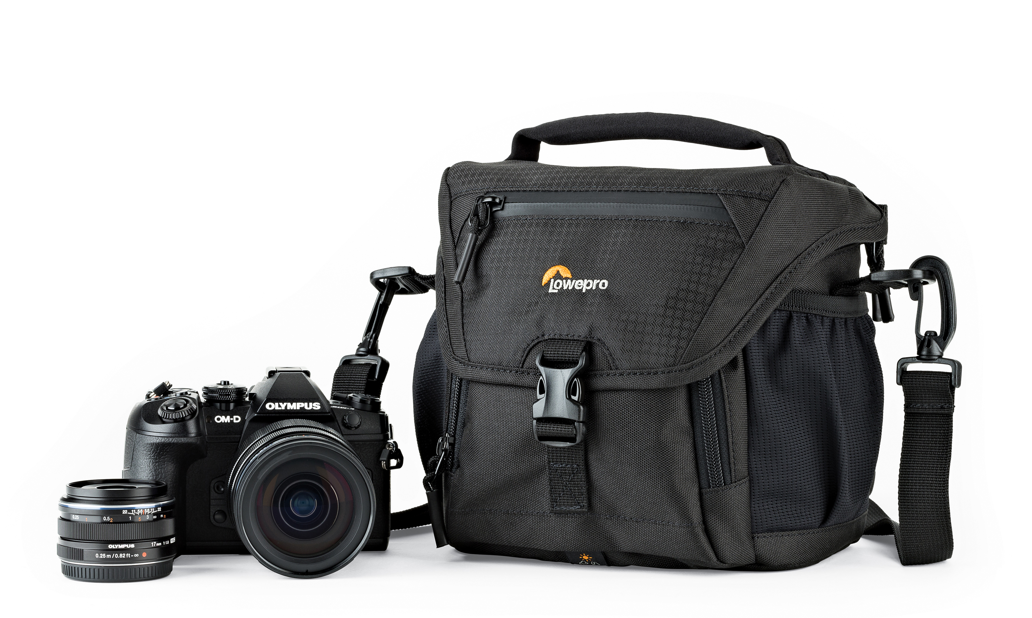 Kamera und Objektiv neben schwarzer Kameratasche. Alles auf weißer Oberfläche. Lowepro-Marke sichtbar.