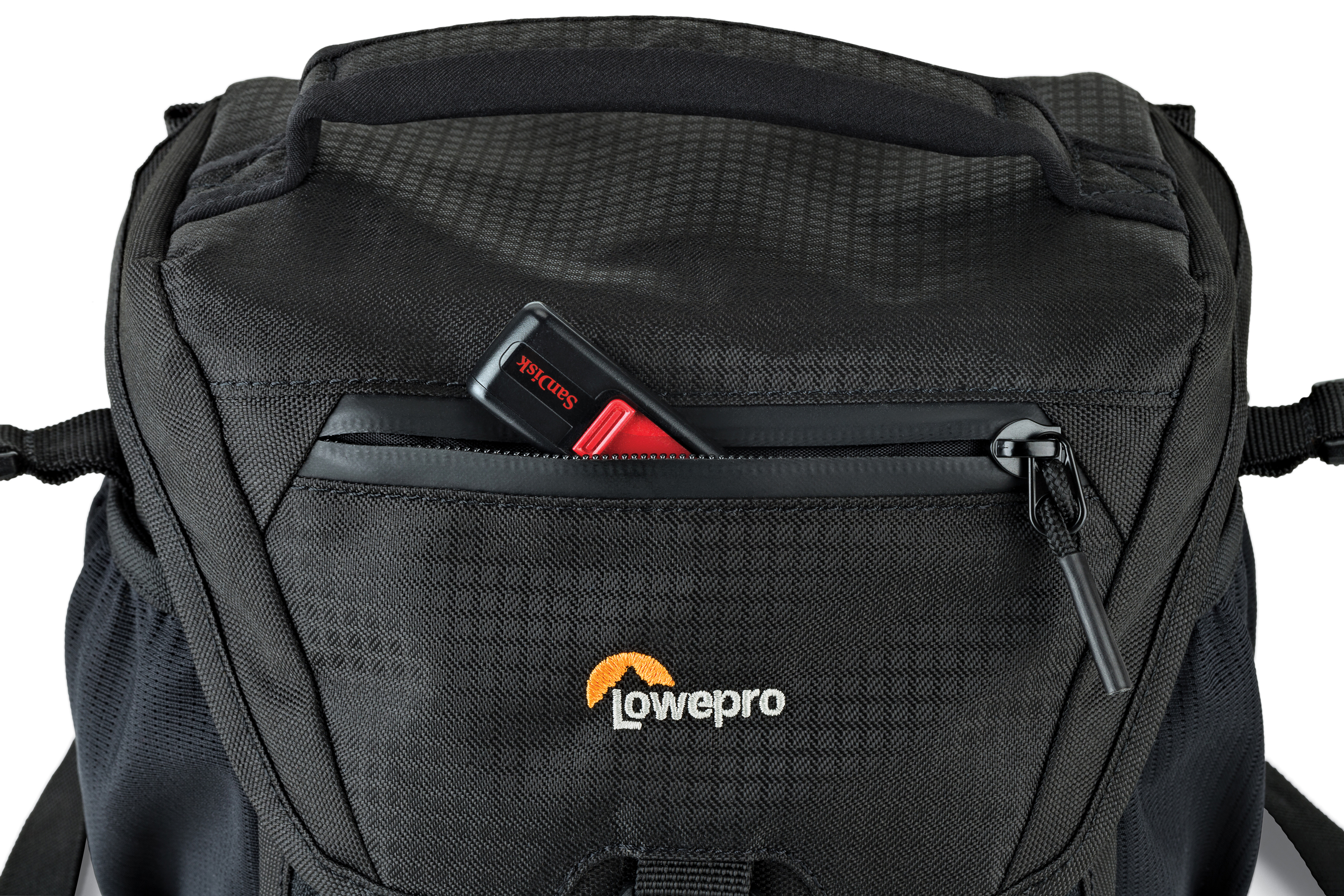 Schwarzer Rucksack mit einem schwarzen und roten USB-Stick in der Vordertasche, 'Lowepro'-Logo sichtbar.