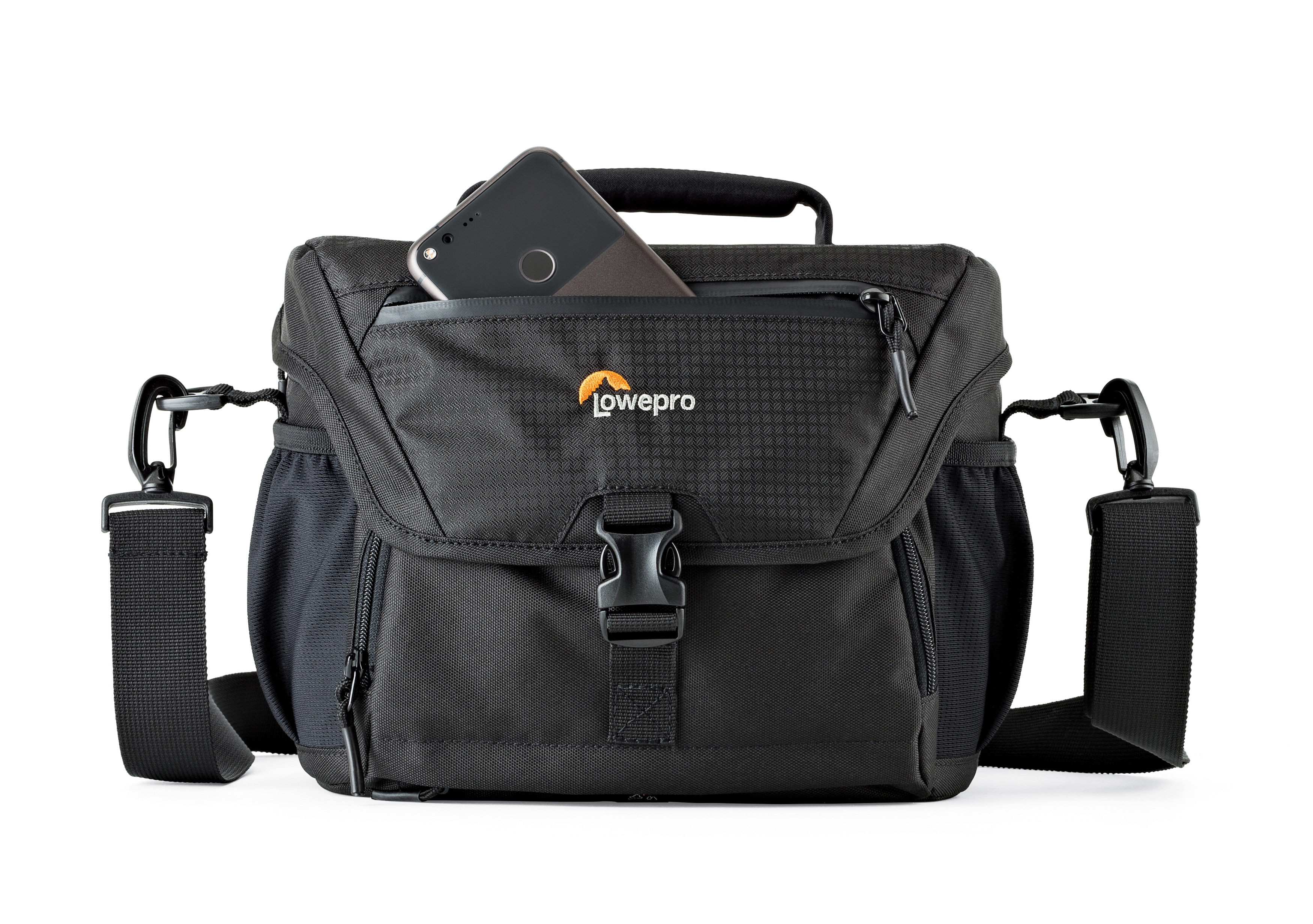 Eine schwarze Lowepro Kameratasche mit einem Handy in der oberen Tasche, weißer Hintergrund.