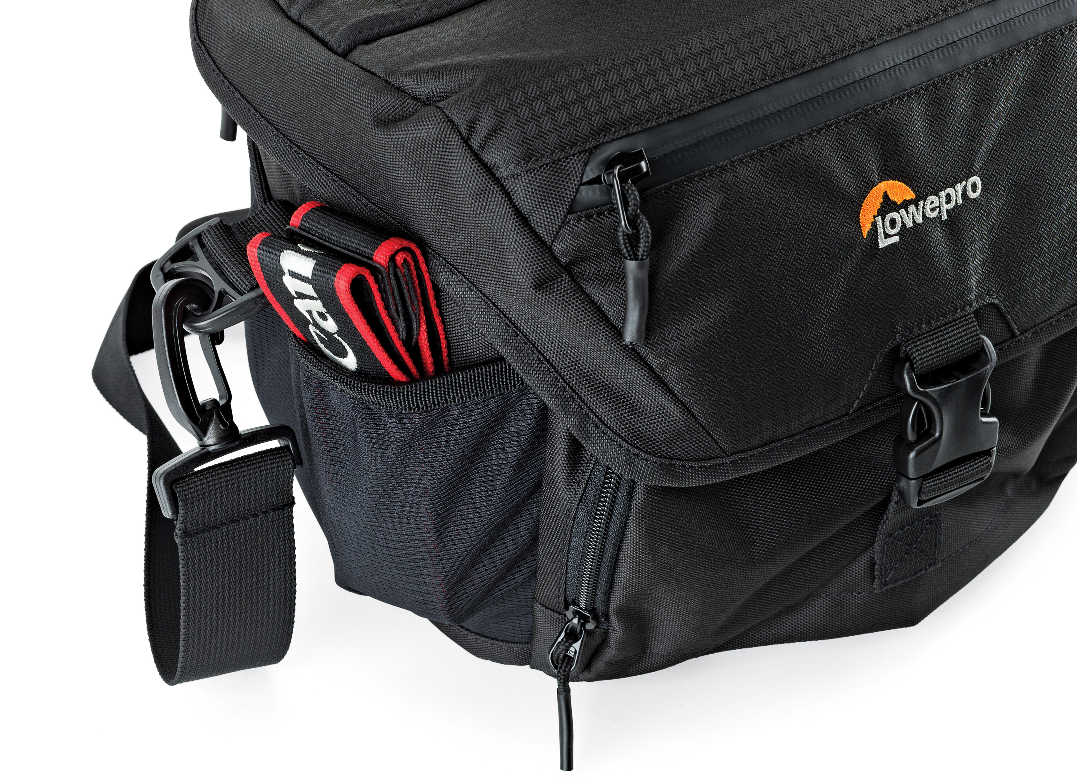 Schwarze Lowepro Kameratasche. Ein rot-weißes Etikett befindet sich in der Seitentasche.