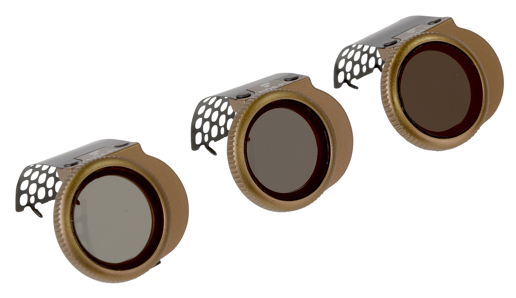 Drie metallic gouden camerafilters met donkergrijze lenzen en zwarte geperforeerde vizieren zijn diagonaal geplaatst tegen een witte achtergrond.