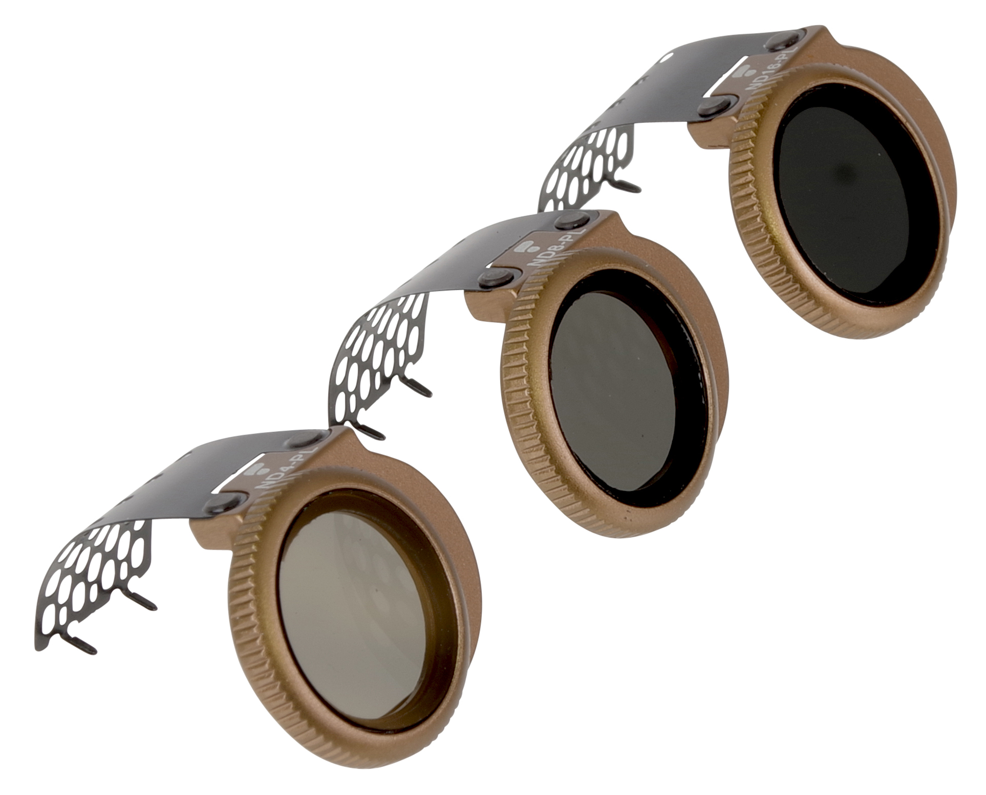 Drie lensfilters met metalen frames en zwarte afdekkingen zijn diagonaal gerangschikt op een witte achtergrond.