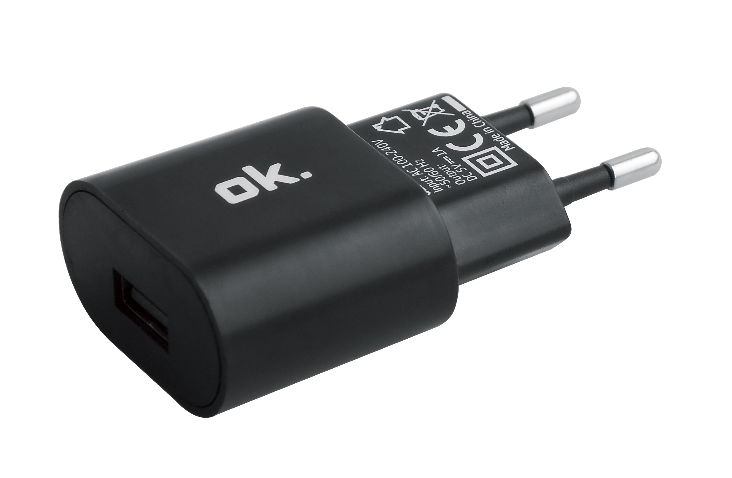 Schwarzes Telefonladegerät mit USB-Anschluss und Stiften. Das Ladegerät hat 'ok.' drauf stehen und verschiedene Etiketten.