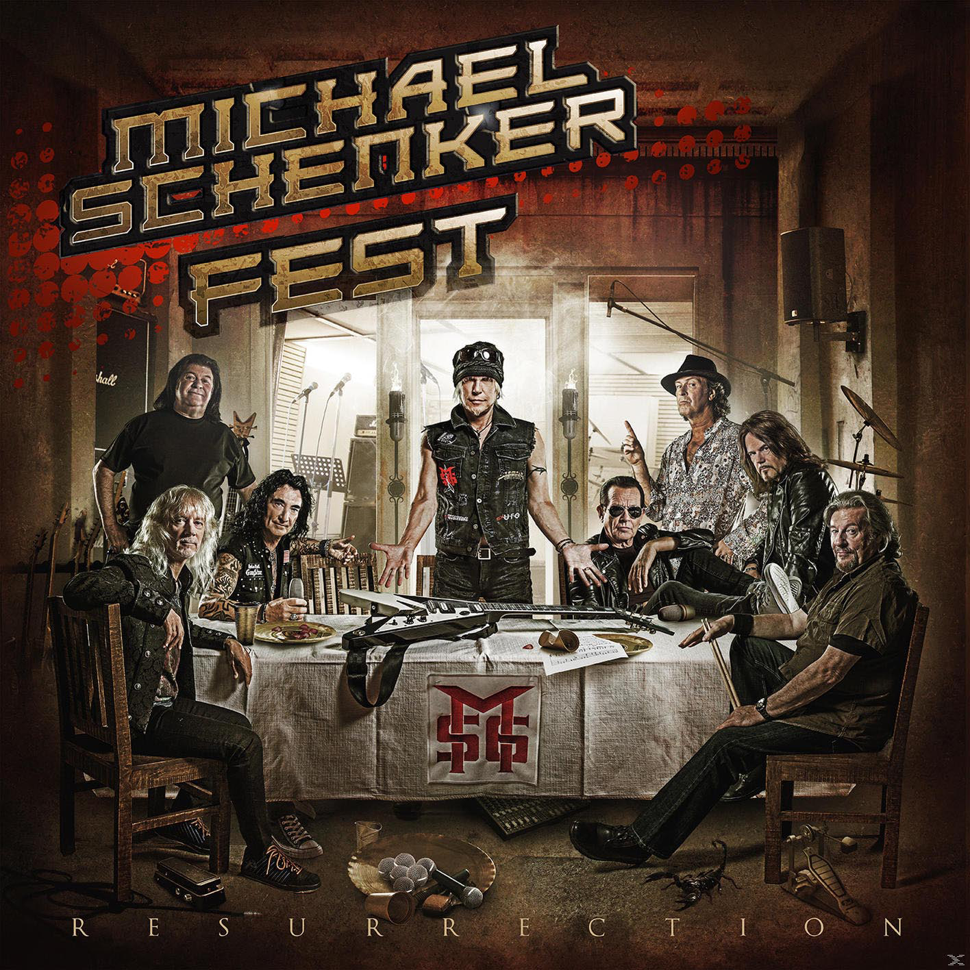 Albumcover mit Bandmitgliedern am Tisch, Musikinstrumenten.