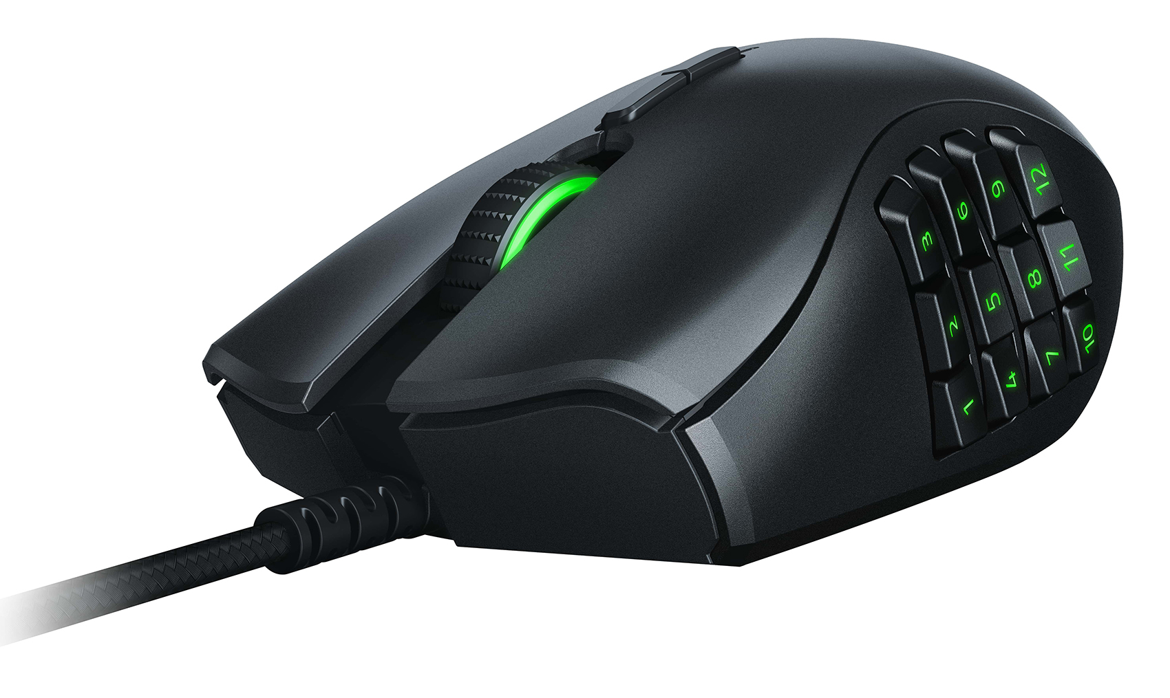 Zwarte gamingmuis met groen verlicht scrollwiel en zijknoppen. Een zwarte gevlochten kabel komt uit de muis.