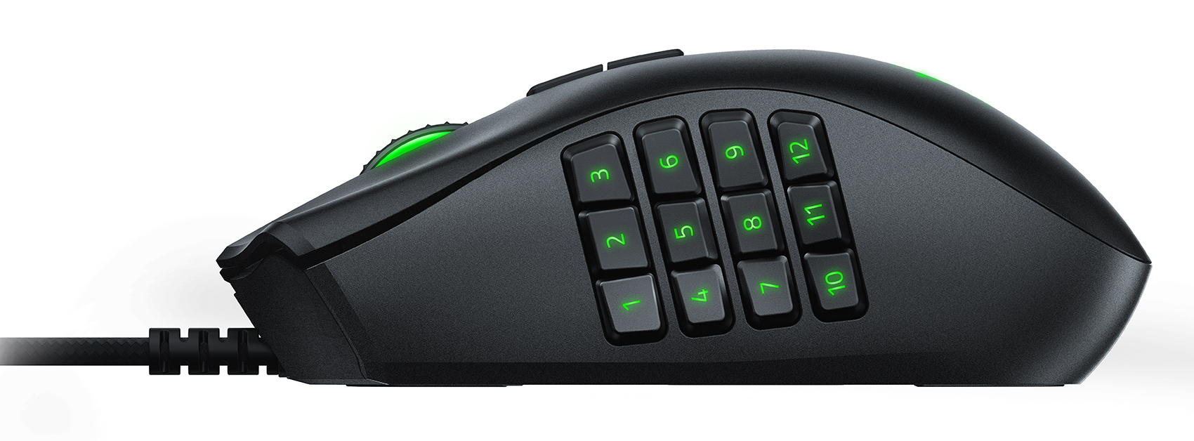 Zwarte gamingmuis met zijknoppen genummerd 1-12, groen verlicht. Op witte achtergrond, met kabel.