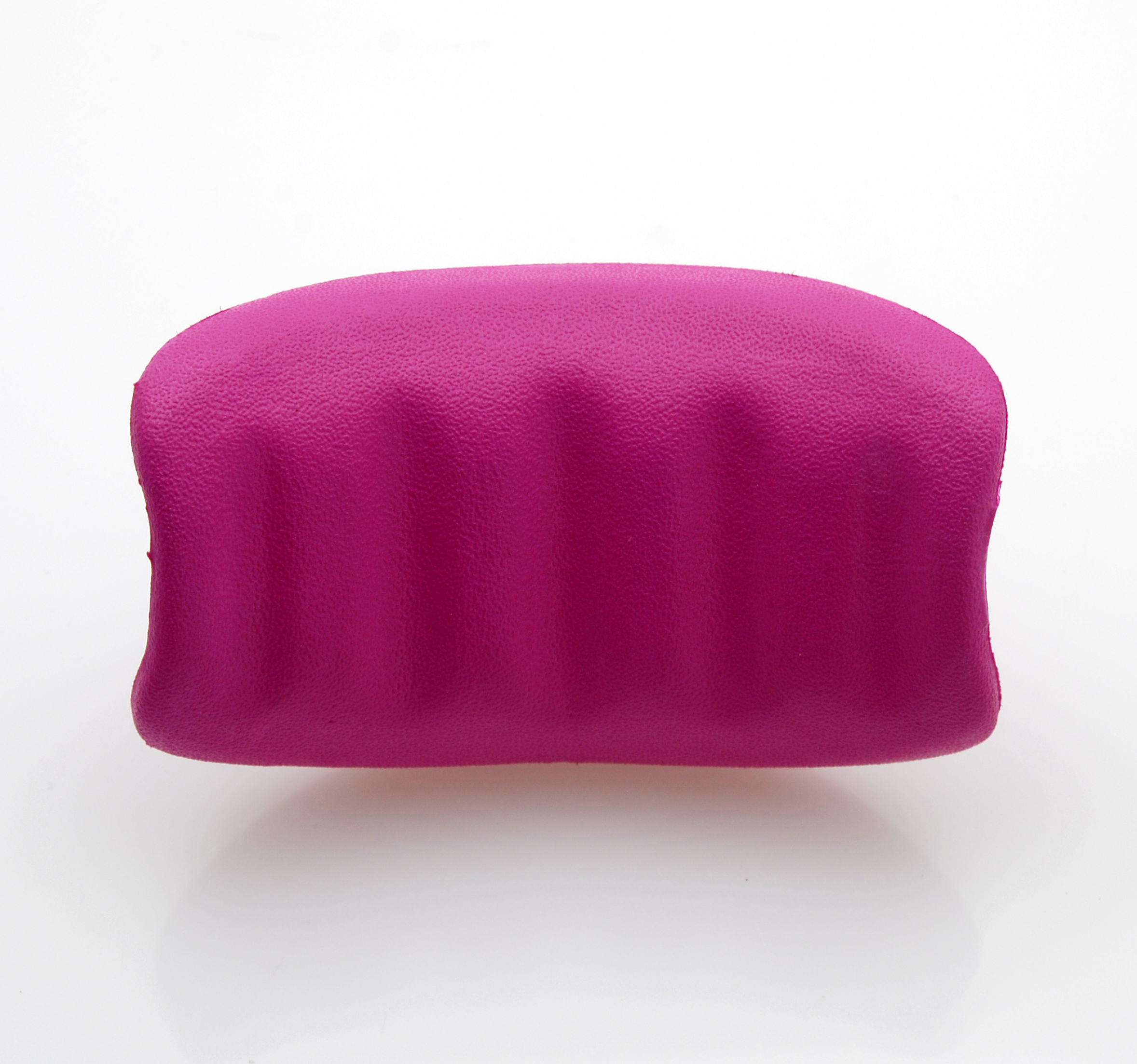 Ein pinkfarbener Stressball. Der Ball hat eine gekrümmte Form mit Rippen auf der Oberseite.